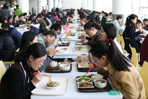 阿里巴巴■阿里巴巴员工餐VS华为员工餐，网友：有的人活着，他已经“没”了