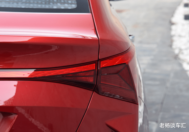 【cvt变速箱】这才是真正的“年轻人座驾”！轴距2米6，配CVT变速箱，油耗4.9升