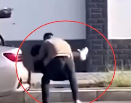 王丽丽|女子KTV与好友嗨唱，丈夫当街拖拽拿刀威胁：天天想着出来玩，欠管教