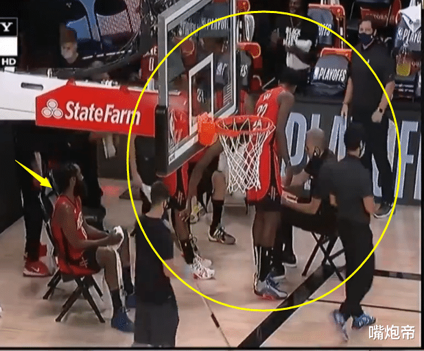 詹姆斯·哈登|落后22分哈登三节投降，德帅布置战术全队上去听，只有他呆坐原地