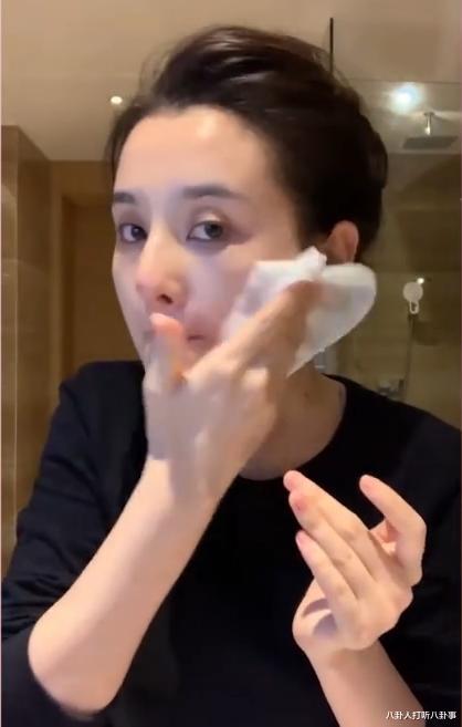 [宋祖儿]宋祖儿直播卸妆，网友大喊是整容式素颜，死亡角度太真实了