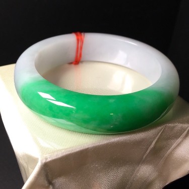 【翡翠手镯】价值千万的翡翠手镯用纸包装那么随意是偷工减料还是……