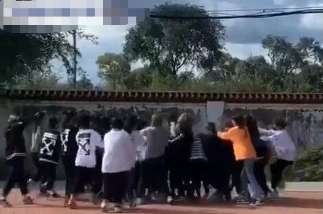 常视界|哈尔滨30多名女学生聚众斗殴，场面凌乱不堪，2位校长被免职！