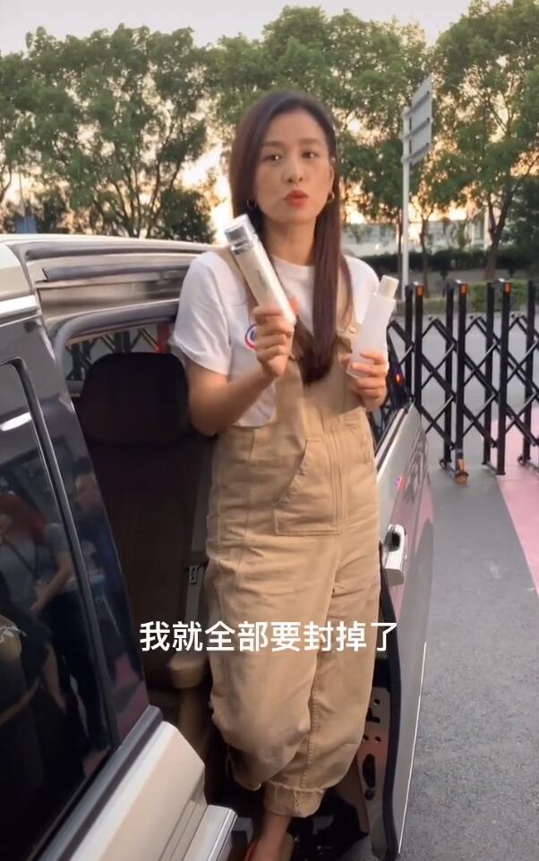 张庭|51岁张庭警告员工，不能原相机拍自己否则封号，无滤镜下她超憔悴
