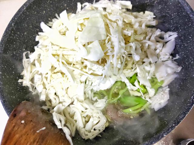 包菜@便秘最怕这食材，5毛钱一斤，隔三差五吃，相当于给肠道大扫除！