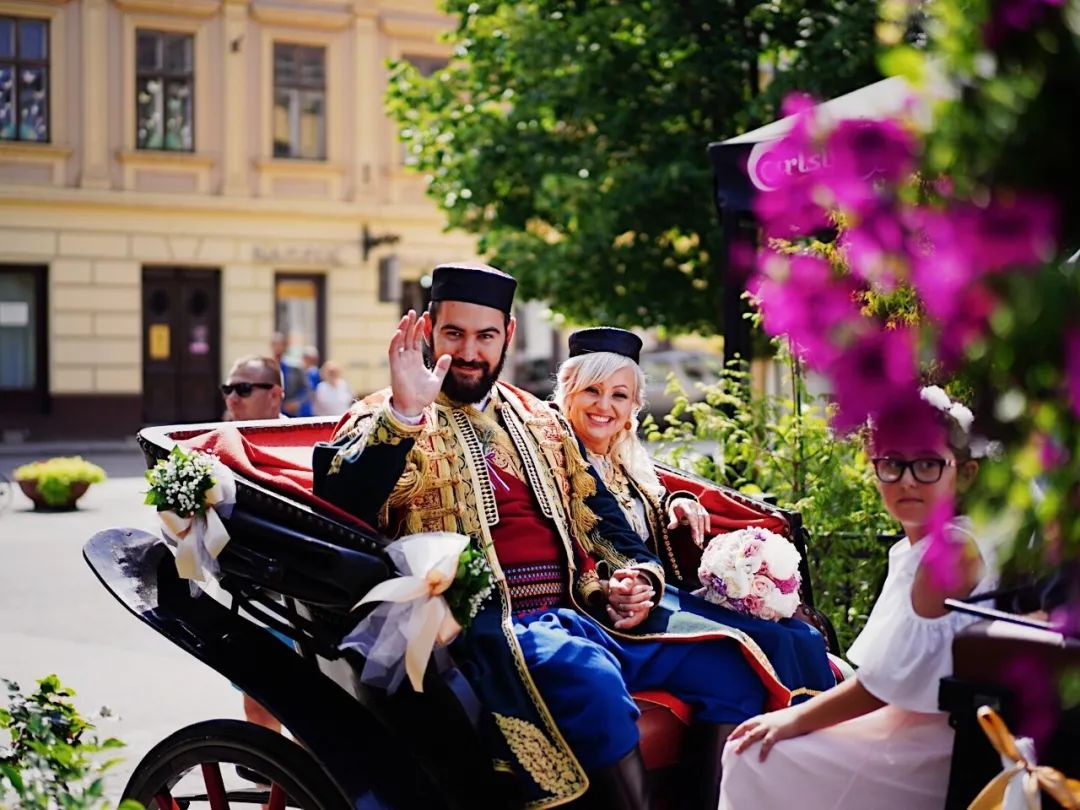 #欧洲#这位含泪求助的总统身后，是首个对中国免签的欧洲国家，美极了！