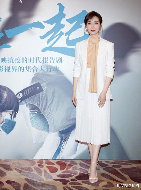 西装|43岁陈数不愧是“西服一姐”，穿搭气质又优雅，短发红唇真迷人！