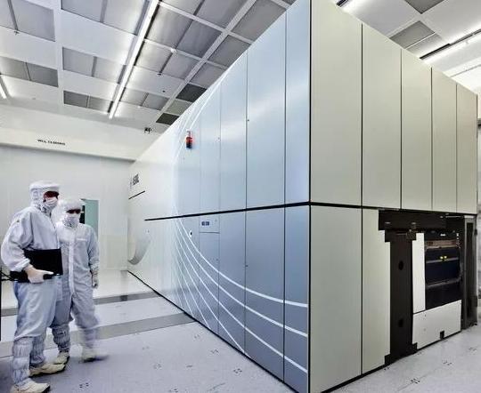 光刻机|中国半导体出现救星?花巨额造出顶尖光刻机,这次我国更有底气!