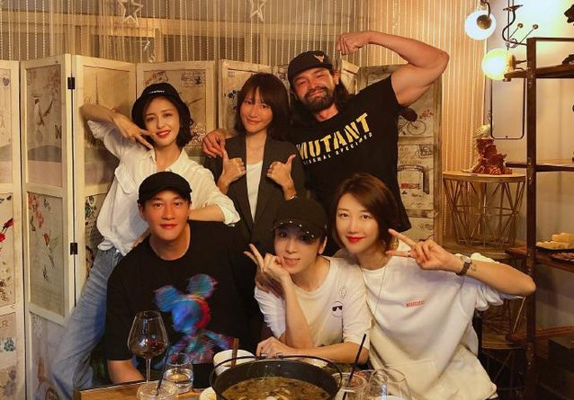 佟丽娅|佟丽娅深夜酒吧与帅哥牵手，发文澄清