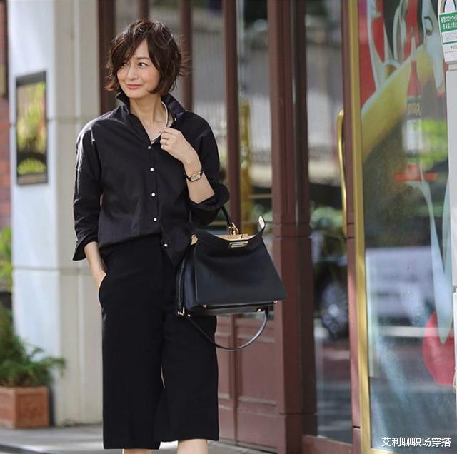 穿衣搭配|看过2位日本女人的时尚穿搭,发现50岁女性的穿衣智慧,值得上班族借鉴