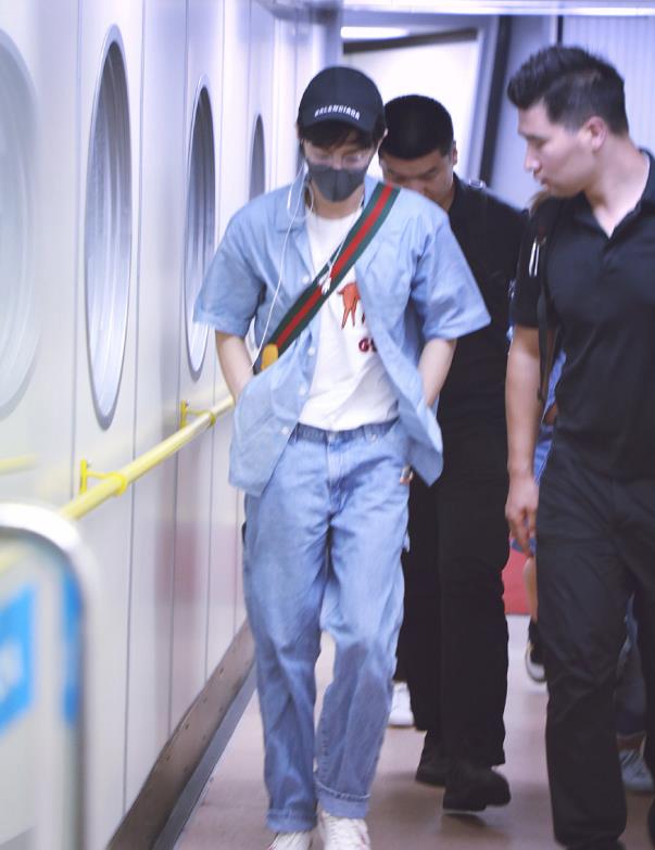 肖战|肖战寸头发型被公开，整个人看似年轻10岁！这颜值不火才怪