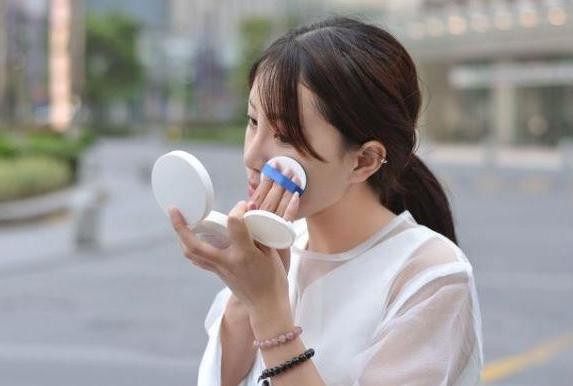 冻龄|40岁妻子穿上女儿校服，丈夫看到后不淡定，网友：想起了我的初恋