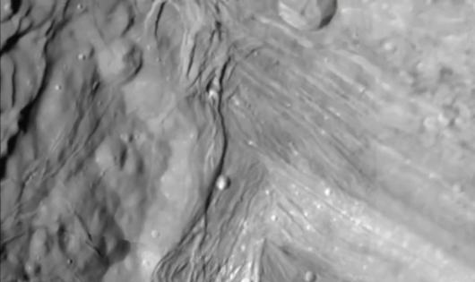 天王星|近距离观看天卫三，巨大的峡谷横亘在大陆上！