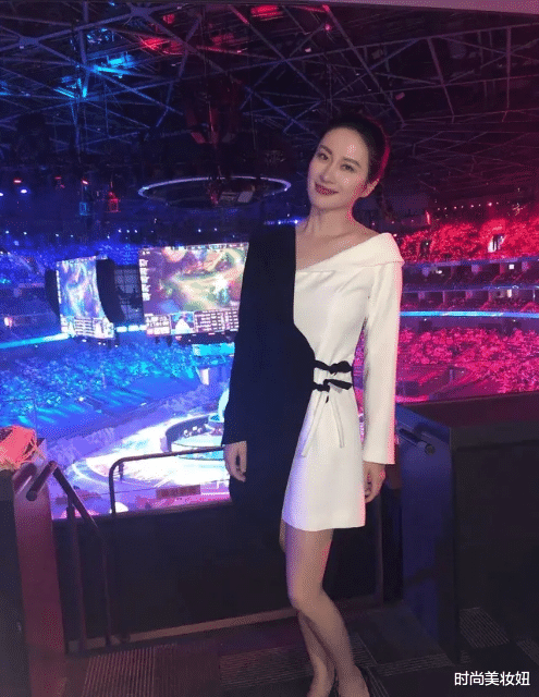 #连衣裙#叶璇颜值高真任性，穿高领挂脖连衣裙配高马尾，大圆脸太真实