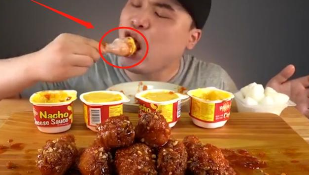 |大胃王挑战50个“鸡腿”，放在嘴边露馅了，网友：我能吃100个！