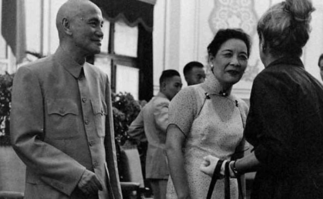 宋美龄|宋美龄看完蒋介石遗嘱后，失望地去了美国，临终前含泪说出5个字