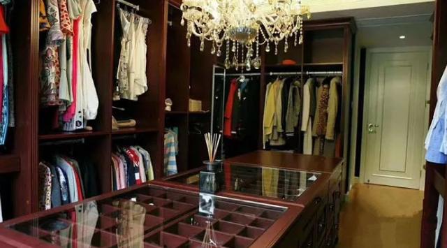 |走进叶璇现实的豪宅，卫生间摆满了化妆品，连洗手台都设计两个