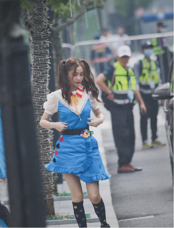 Angelababy|baby最新《奔跑吧》路透来袭，一身“幼儿裙”配双马尾，真会扮嫩