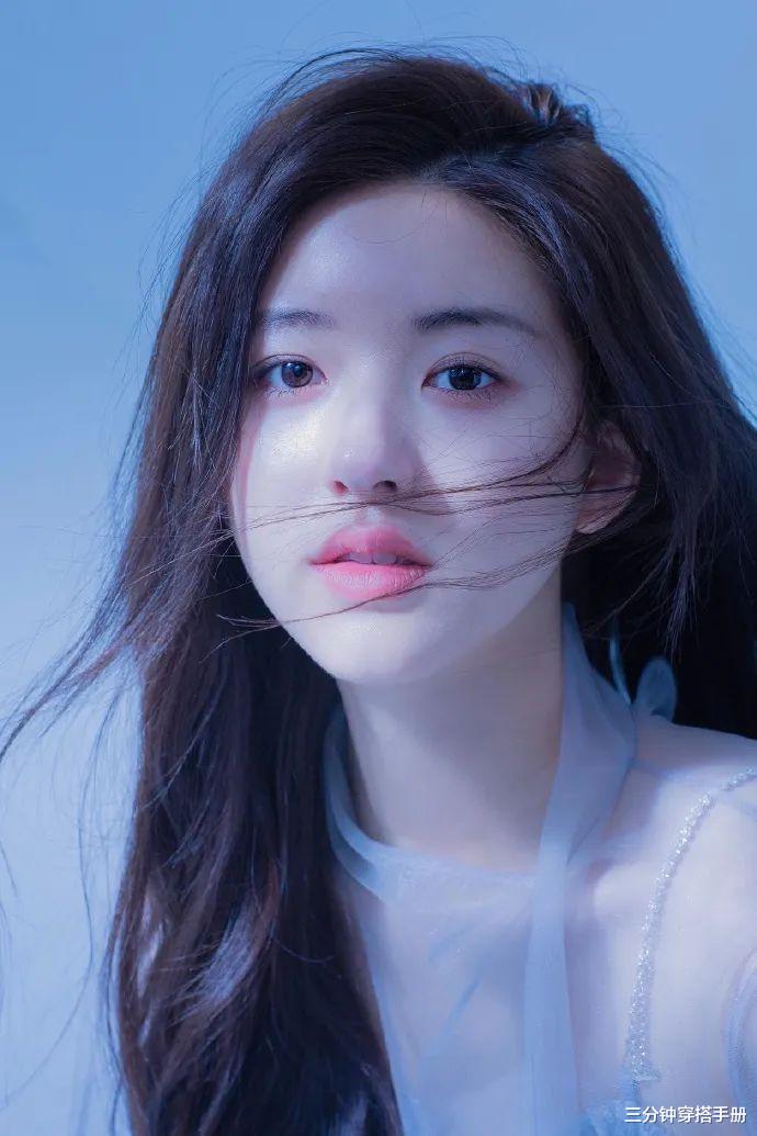 赵露思■“馒头脸”原来也可以很女神！赵露思晒初夏美照，长发披肩超温柔