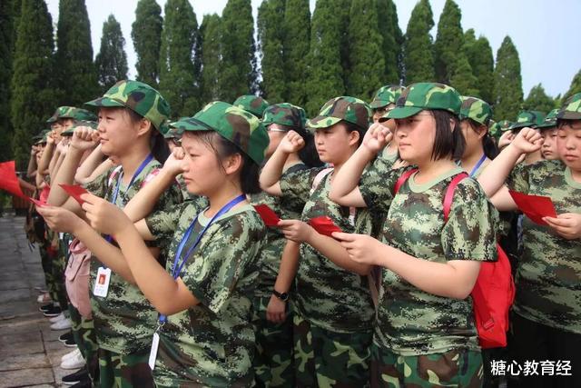 大学|大学女生在军训时，教官为什么总盯着你看？新生：幸好早知道