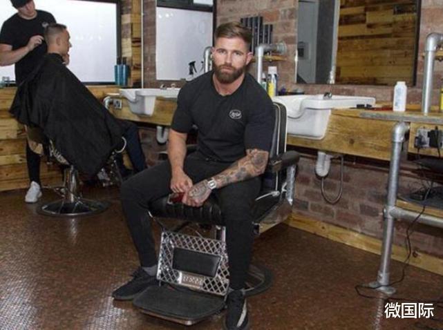 |因为没钱装修,小伙拿10万个硬币铺地板,没想到之后生意火爆