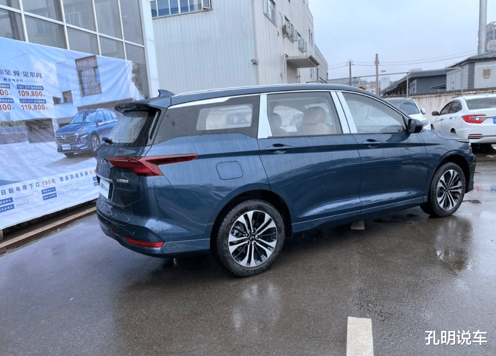 五菱凯捷|五菱凯捷到店，钥匙高级适合挂腰间！后排是“打工人”的头等舱