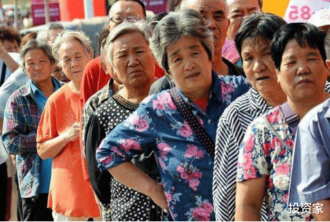 破产|银行出现集体取款现象，很多老人宁愿不要利息也要取钱？官方表态