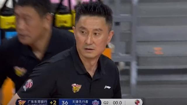 #任骏飞#最后5.1秒!任骏飞教科书式发边线球!再看看杜锋,周琦有救了