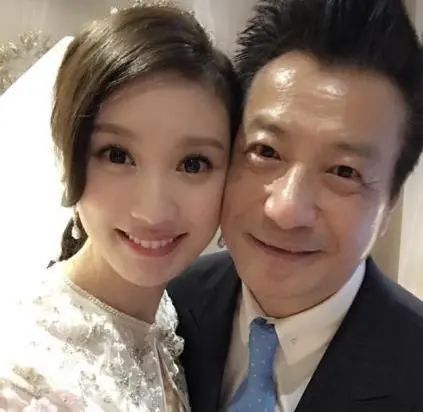 石修|73岁老戏骨石修保养有术，和儿媳贴脸照，完全看不出年龄差