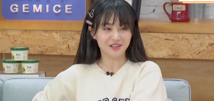 郑爽：郑爽录真人秀腰伤复发，请老中医帮忙治病，镜头放大表情后，令粉丝心疼