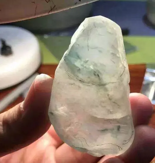 翡翠|货主捡漏一块莫西沙翡翠原石，皮壳紧凑全身脱沙，成品栩栩如生！