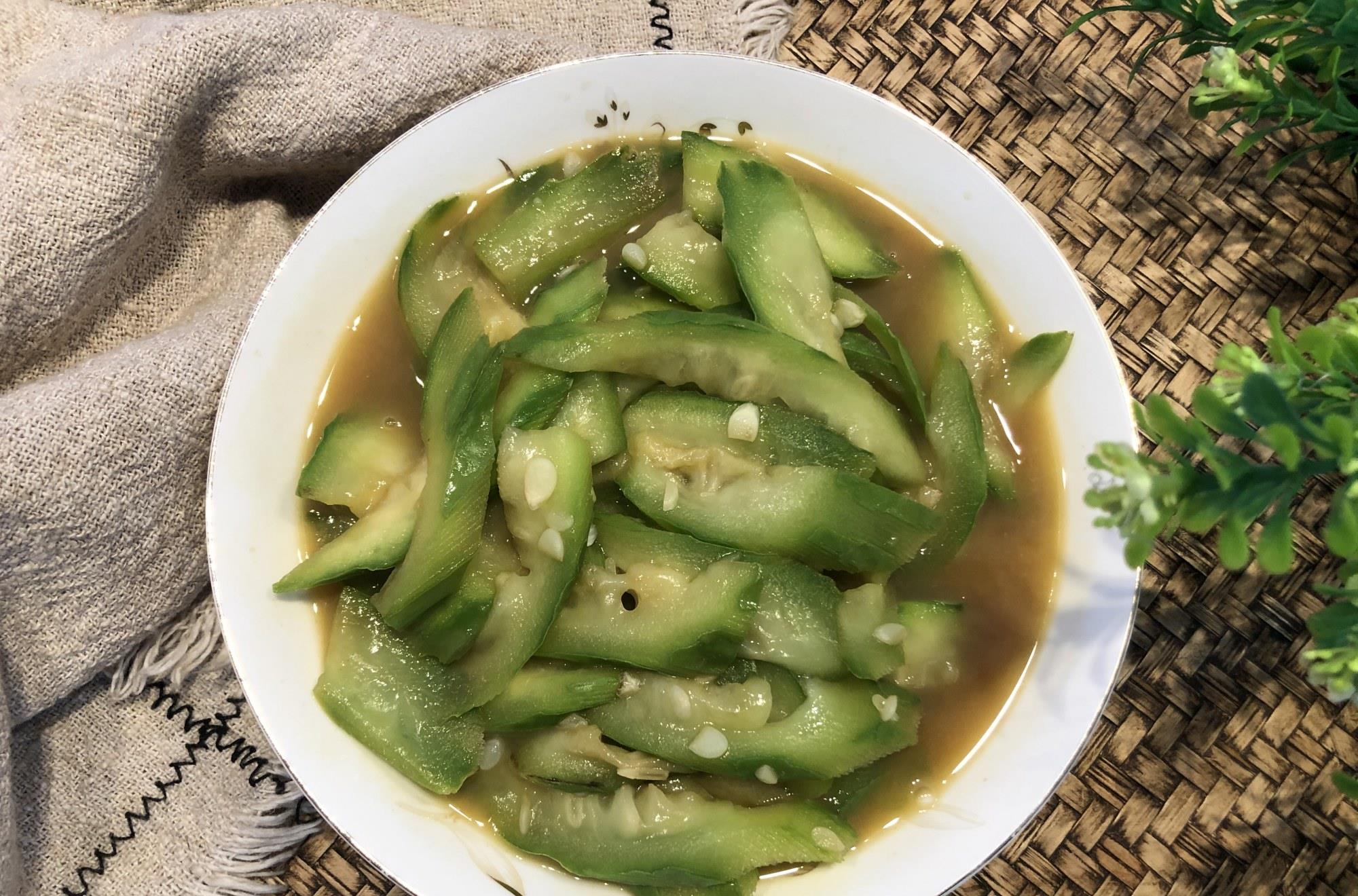 『丝瓜』夏天，女生最该吃这食材，热量比米饭低，清甜爽口，身体无负担