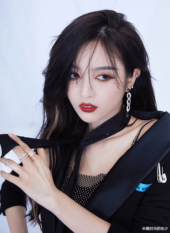 吴宣仪|吴宣仪遭遇滑铁卢，本想晒新做的“银河美甲”，却被小黑手抢镜了