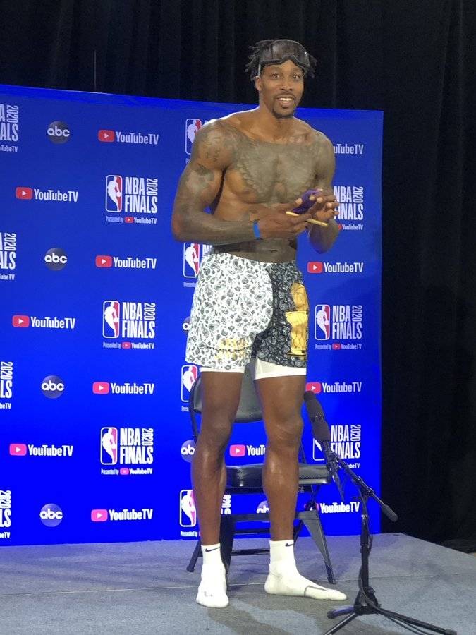 湖人队|笑喷！湖人夺冠字母哥上热搜，球爹旧言论被打脸，霍华德卡鲁索赤裸庆祝！