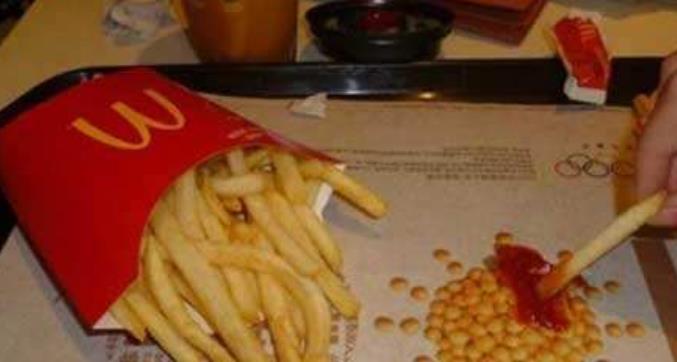 薯条■去麦当劳吃薯条，别再把番茄酱挤在垫纸上了，服务员：这里有机关