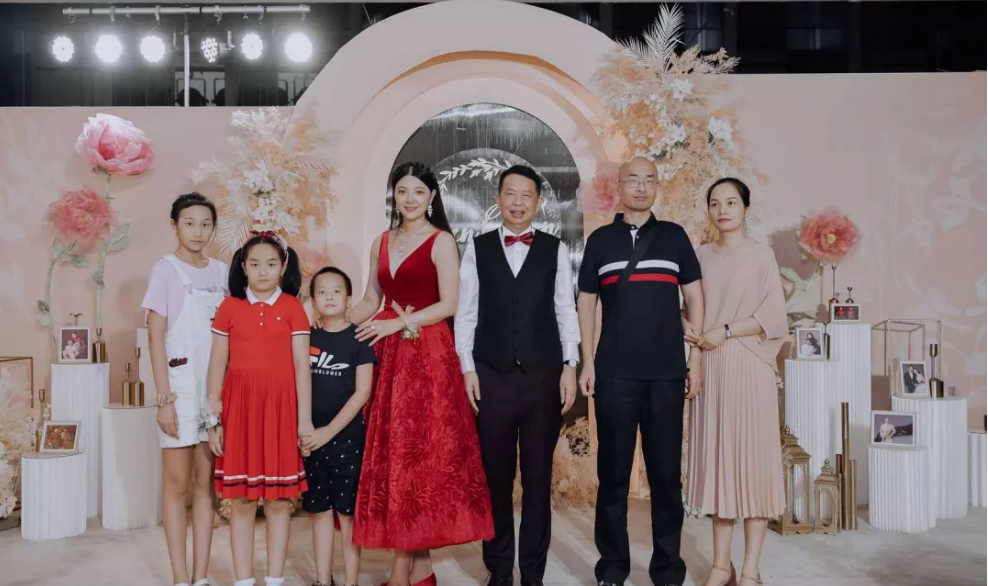 紫金矿业|刷屏！中国最大金矿63岁董事长娶38岁妻子，新娘：爱情能突破年龄界限