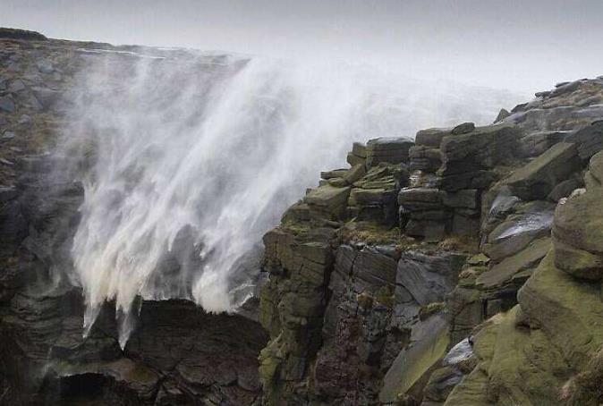 ：世界上最“诡异”的悬崖，上千人无故在此跳崖，原因只是一棵草？