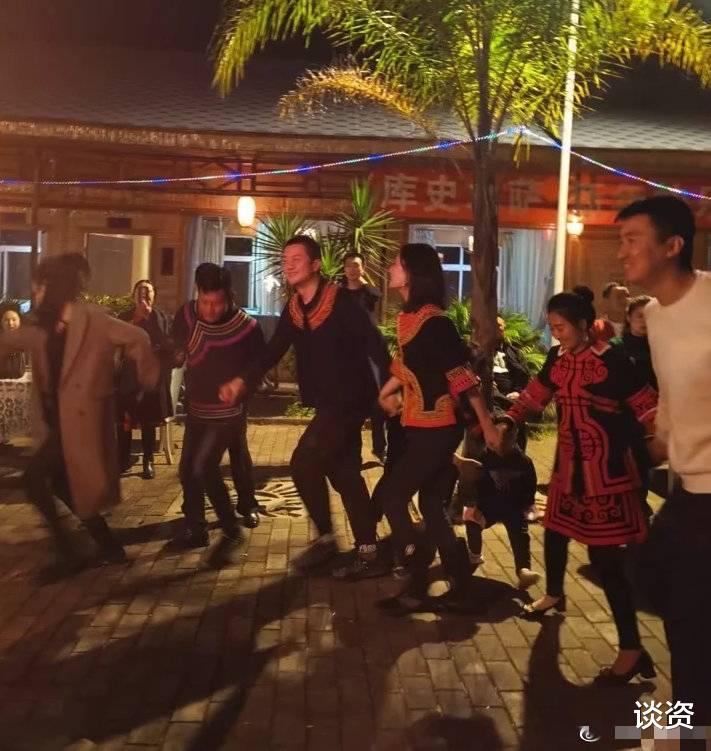 黄子韬|49岁李亚鹏牵手30岁彝族姑娘曝新恋情，女方系魏大勋同学，曾是超模冠军