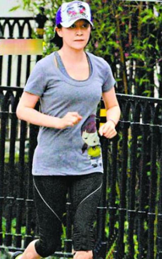 刘嘉玲|刘嘉玲晨跑步被拍，慌张躲避镜头，不化妆的她和普通老太太一样