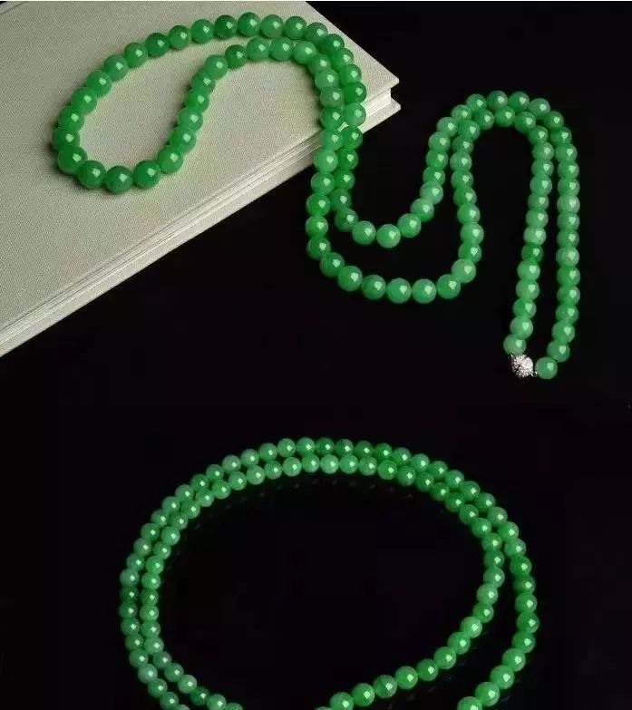 小叶紫檀@土豪表哥200公斤原石取车珠子，百万翡翠被钻成马蜂窝，豪气！