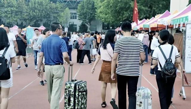 大学|大一新生开学，为什么学长学姐喜欢去迎接新生？多半是这3个原因