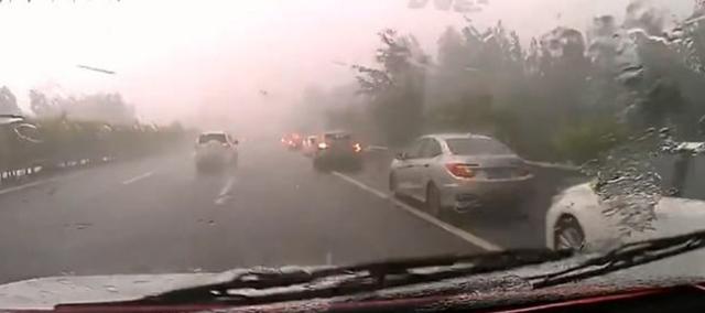 老司机|老司机雨天跑高速都这样做，新手司机：真是大有学问！