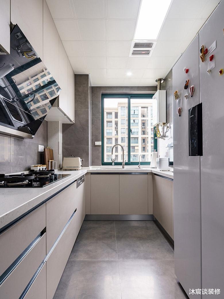 |走进她家，就被简约明快的色调迷住，轻奢风很精致，全屋整洁有序