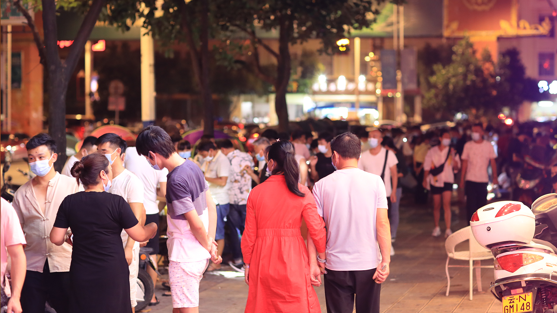 翡翠|朋友来瑞丽旅游，忍不住买了一块翡翠原石