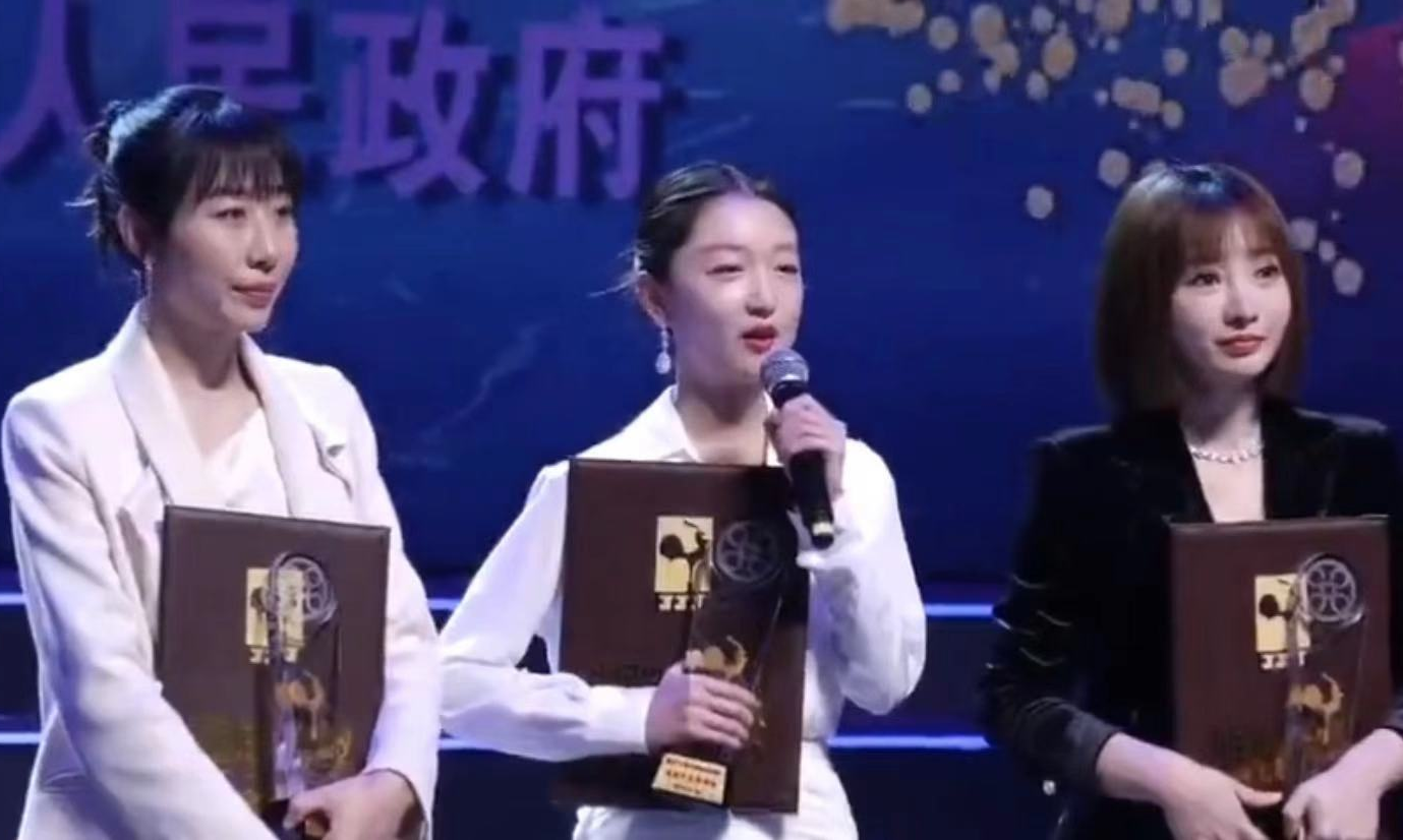 周冬雨|金鸡提名表彰颜值大赏:柳岩周冬雨同框比美,张馨予白裙身姿婀娜