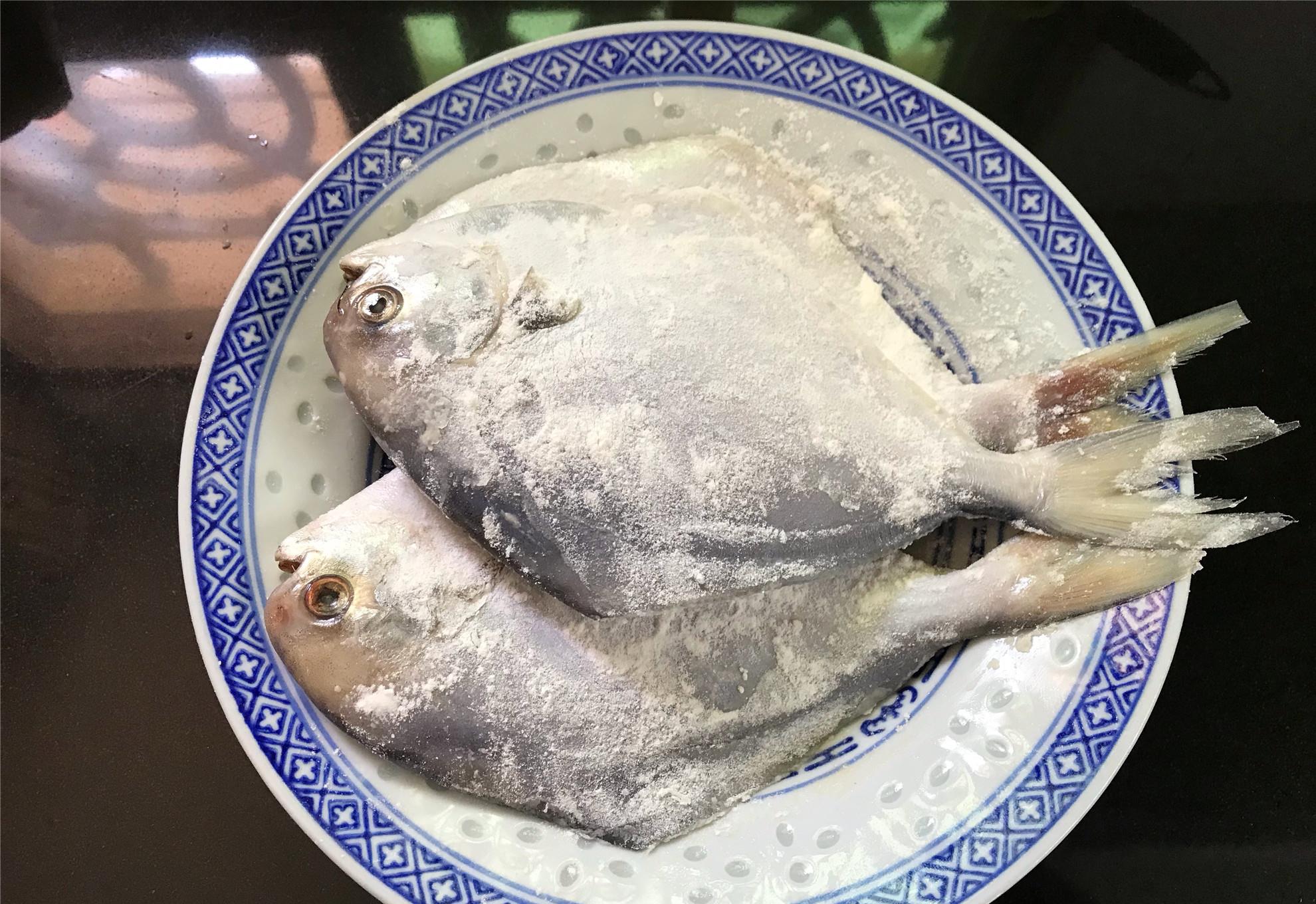 银鲳▲不管炖什么鱼，两种调料不能放，不然鱼又腥又难吃，看完别再错了