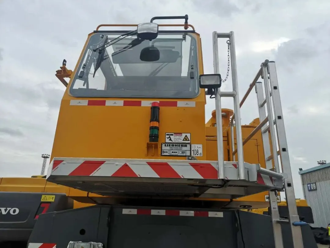 海尔|利勃海尔500吨吊车，到达上海外高桥港口