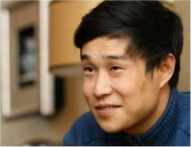 【春晚】因颜值高红了十年,一心嫁给穷小子的他,如今成豪门富太太