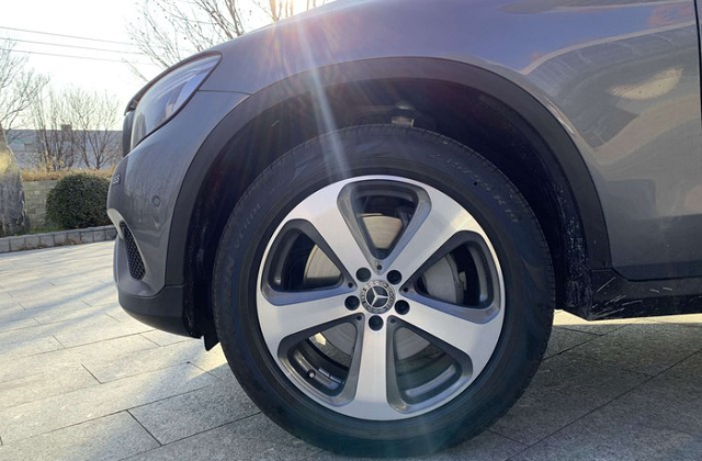 「奔驰GLC」跌5万后,1月甩出13489辆,标配全时四驱+9AT,开出去比Q5有面子