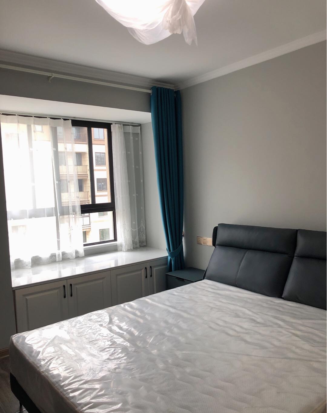 |她家装修不豪华，效果让人很满意，金属线条做电视墙很喜欢！